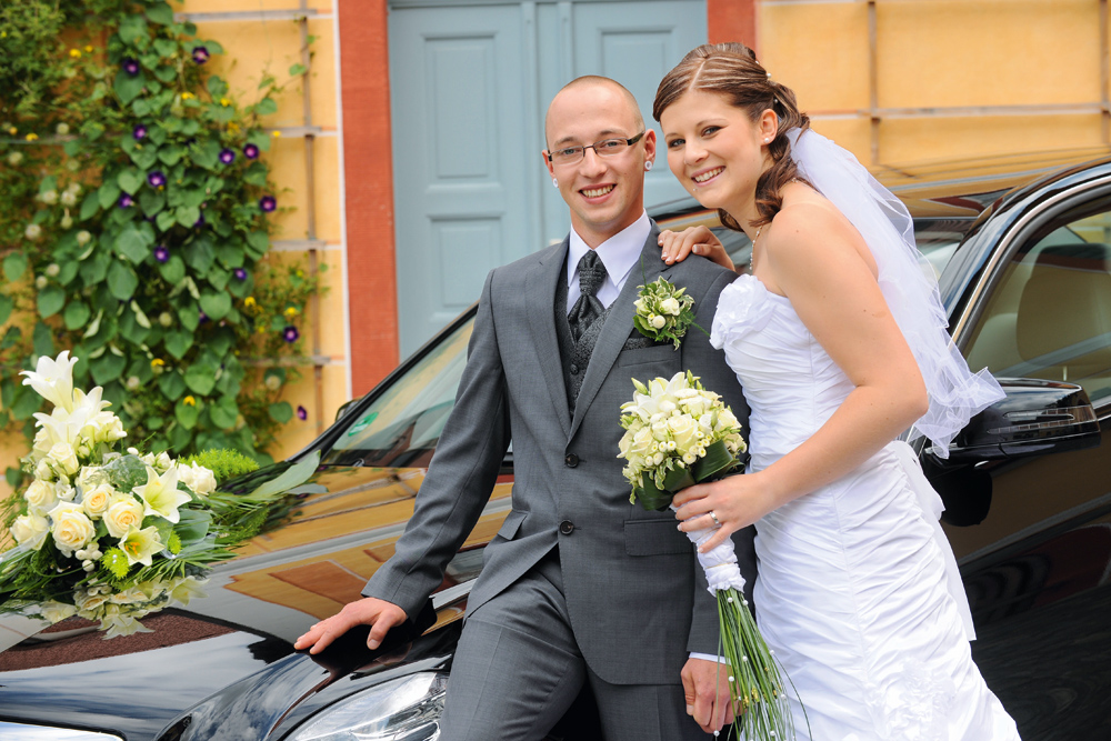 Hochzeit junges Paar Auto